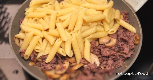 Фото приготовления рецепта: Макароны с фаршем, грибами и сыром - шаг №10