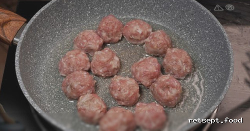 Фото приготовления рецепта: Макароны с фрикадельками в молочном соусе, на сковороде - шаг №6