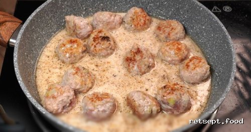 Фото приготовления рецепта: Макароны с фрикадельками в молочном соусе, на сковороде - шаг №10