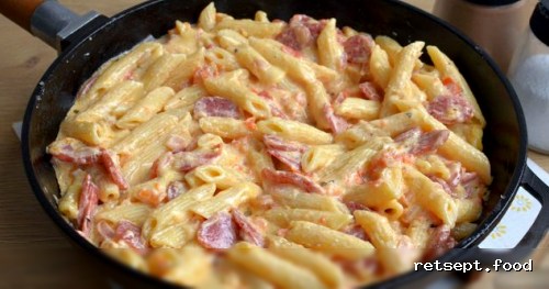 Фото приготовления рецепта: Макароны с копчёными колбасками в томатно-сливочном соусе - шаг №13