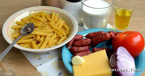 Фото приготовления рецепта: Макароны с копчёными колбасками в томатно-сливочном соусе - шаг №1
