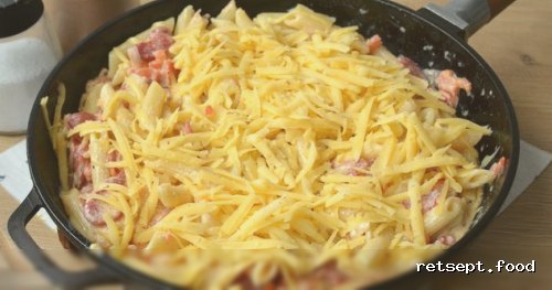 Фото приготовления рецепта: Макароны с копчёными колбасками в томатно-сливочном соусе - шаг №12
