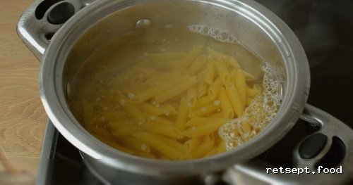 Фото приготовления рецепта: Макароны с копчёными колбасками в томатно-сливочном соусе - шаг №9