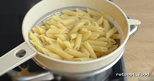 Фото приготовления рецепта: Макароны с копчёными колбасками в томатно-сливочном соусе - шаг №10