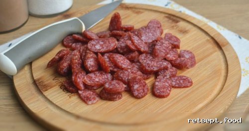 Фото приготовления рецепта: Макароны с копчёными колбасками в томатно-сливочном соусе - шаг №3