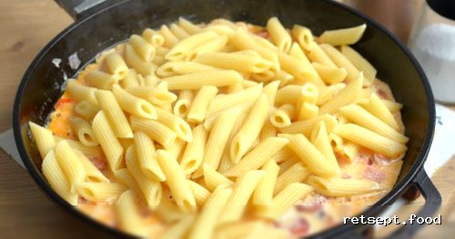 Фото приготовления рецепта: Макароны с копчёными колбасками в томатно-сливочном соусе - шаг №11