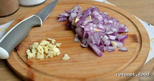 Фото приготовления рецепта: Макароны с копчёными колбасками в томатно-сливочном соусе - шаг №2