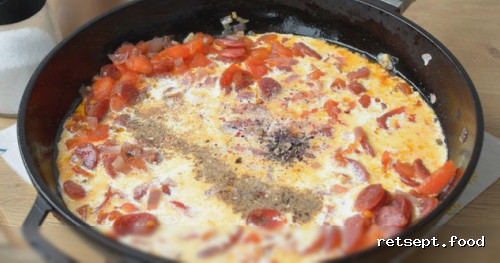 Фото приготовления рецепта: Макароны с копчёными колбасками в томатно-сливочном соусе - шаг №8