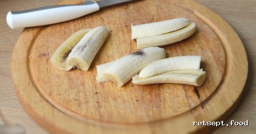 Фото приготовления рецепта: Муссовый шоколадный торт с бананами (без выпечки) - шаг №10