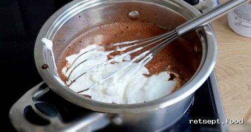 Фото приготовления рецепта: Муссовый шоколадный торт с бананами (без выпечки) - шаг №9