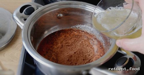 Фото приготовления рецепта: Муссовый шоколадный торт с бананами (без выпечки) - шаг №8