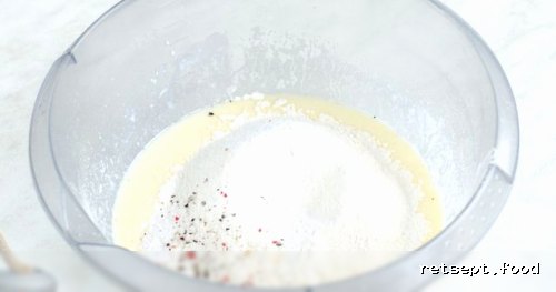 Фото приготовления рецепта: Оладьи с колбасой и сыром - шаг №3
