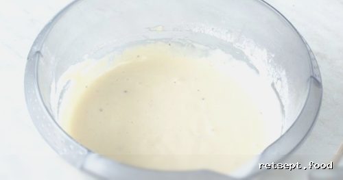 Фото приготовления рецепта: Оладьи с колбасой и сыром - шаг №4