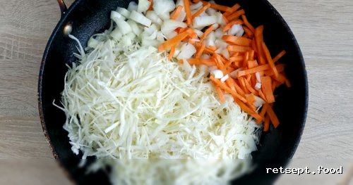 Фото приготовления рецепта: Рагу с капустой, картошкой и тушёнкой - шаг №4