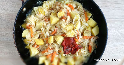 Фото приготовления рецепта: Рагу с капустой, картошкой и тушёнкой - шаг №9