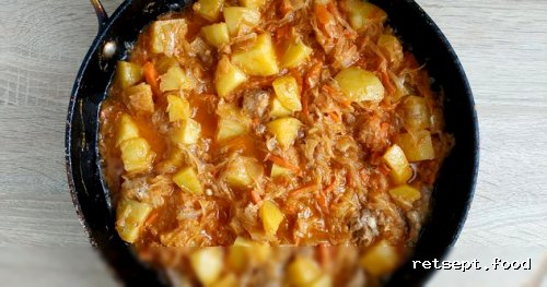 Фото приготовления рецепта: Рагу с капустой, картошкой и тушёнкой - шаг №12