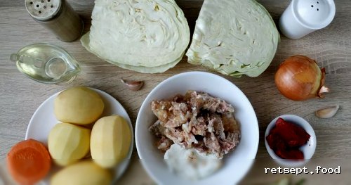 Фото приготовления рецепта: Рагу с капустой, картошкой и тушёнкой - шаг №1