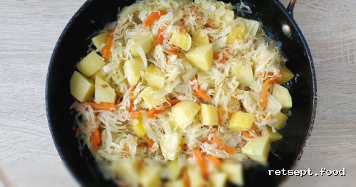 Фото приготовления рецепта: Рагу с капустой, картошкой и тушёнкой - шаг №8