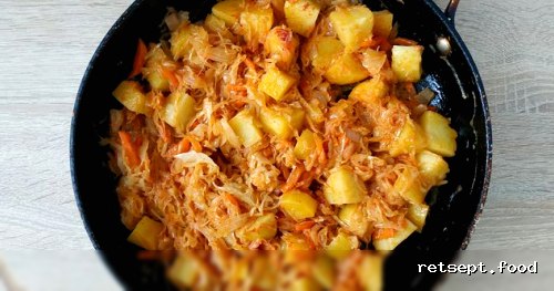 Фото приготовления рецепта: Рагу с капустой, картошкой и тушёнкой - шаг №10