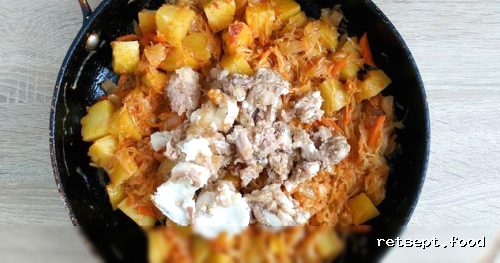 Фото приготовления рецепта: Рагу с капустой, картошкой и тушёнкой - шаг №11