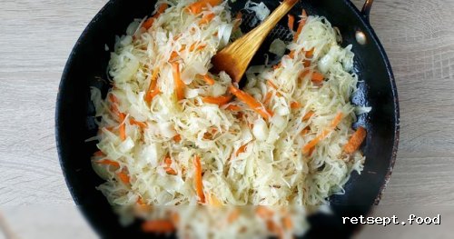 Фото приготовления рецепта: Рагу с капустой, картошкой и тушёнкой - шаг №5