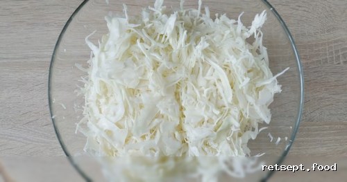Фото приготовления рецепта: Рагу с капустой, картошкой и тушёнкой - шаг №3
