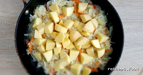 Фото приготовления рецепта: Рагу с капустой, картошкой и тушёнкой - шаг №7