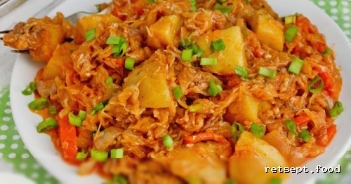 Фото приготовления рецепта: Рагу с капустой, картошкой и тушёнкой - шаг №15