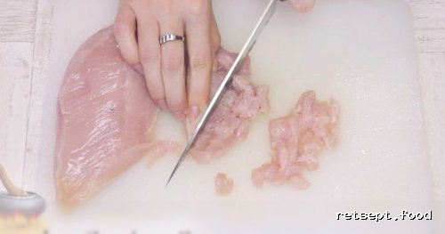 Фото приготовления рецепта: Рубленые куриные котлеты с сыром - шаг №4