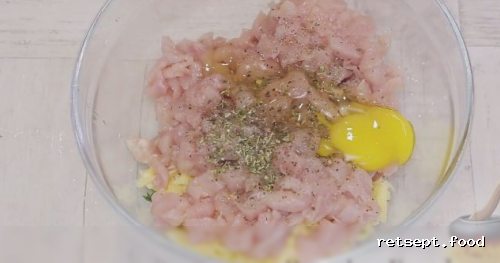 Фото приготовления рецепта: Рубленые куриные котлеты с сыром - шаг №6