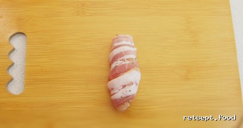 Фото приготовления рецепта: Рулетики из куриного филе в беконе - шаг №7