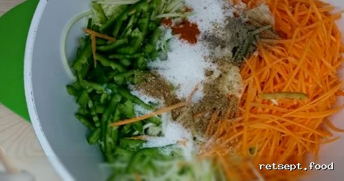 Фото приготовления рецепта: Салат по-корейски на зиму, из кабачков, моркови и перца - шаг №4