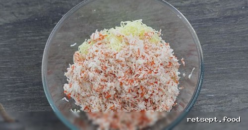 Фото приготовления рецепта: Сэндвичи из крекеров с крабовыми палочками, сыром и яйцами - шаг №5
