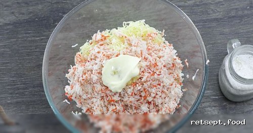 Фото приготовления рецепта: Сэндвичи из крекеров с крабовыми палочками, сыром и яйцами - шаг №6