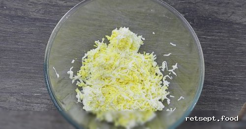 Фото приготовления рецепта: Сэндвичи из крекеров с крабовыми палочками, сыром и яйцами - шаг №3