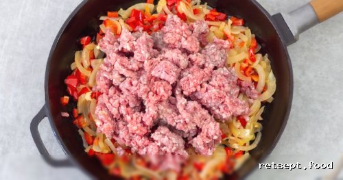 Фото приготовления рецепта: Шакшука с мясным фаршем - шаг №4