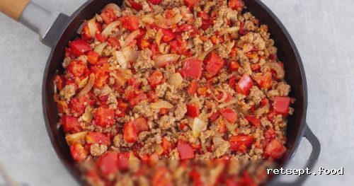 Фото приготовления рецепта: Шакшука с мясным фаршем - шаг №7