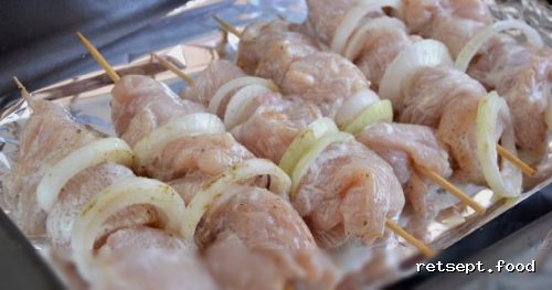 Фото приготовления рецепта: Шашлык из курицы в майонезе (в духовке) - шаг №6