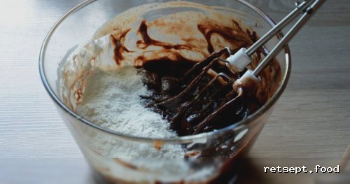 Фото приготовления рецепта: Шоколадные маффины "Брауни" с влажной серединкой - шаг №6