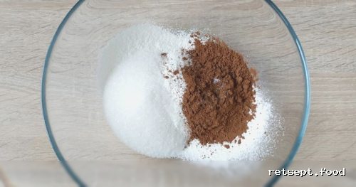 Фото приготовления рецепта: Шоколадный кекс в микроволновке - шаг №3