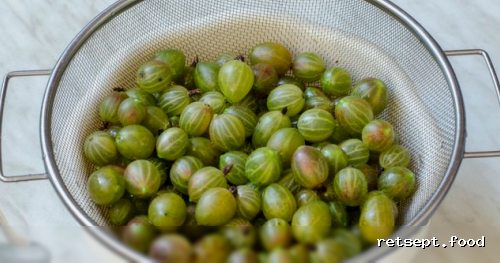 Фото приготовления рецепта: Соус из крыжовника с чесноком, мятой и петрушкой (на зиму) - шаг №3
