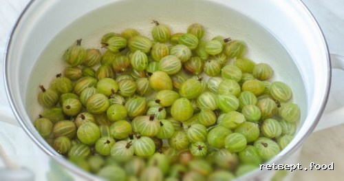 Фото приготовления рецепта: Соус из крыжовника с чесноком, мятой и петрушкой (на зиму) - шаг №4