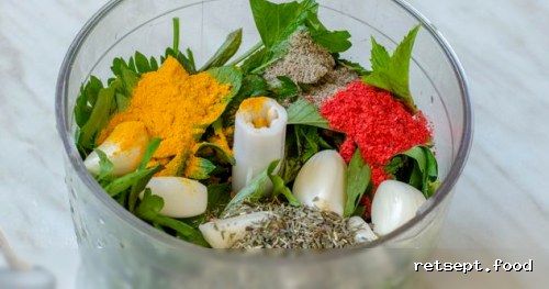 Фото приготовления рецепта: Соус из крыжовника с чесноком, мятой и петрушкой (на зиму) - шаг №8