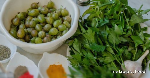 Фото приготовления рецепта: Соус из крыжовника с чесноком, мятой и петрушкой (на зиму) - шаг №1