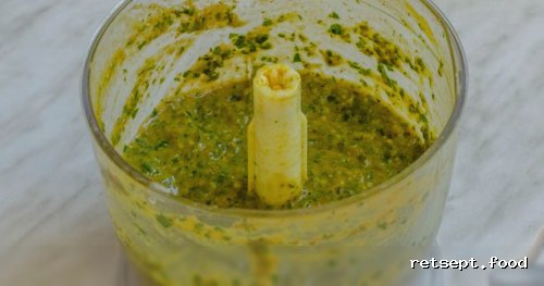 Фото приготовления рецепта: Соус из крыжовника с чесноком, мятой и петрушкой (на зиму) - шаг №10