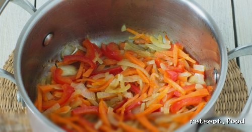 Фото приготовления рецепта: Суп с фунчозой, грибами, овощами и соевым соусом - шаг №4