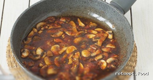 Фото приготовления рецепта: Суп с фунчозой, грибами, овощами и соевым соусом - шаг №7