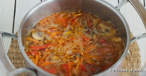 Фото приготовления рецепта: Суп с фунчозой, грибами, овощами и соевым соусом - шаг №8