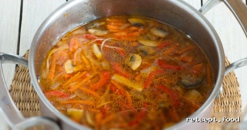 Фото приготовления рецепта: Суп с фунчозой, грибами, овощами и соевым соусом - шаг №10
