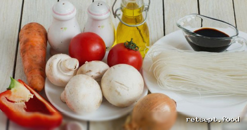 Фото приготовления рецепта: Суп с фунчозой, грибами, овощами и соевым соусом - шаг №1